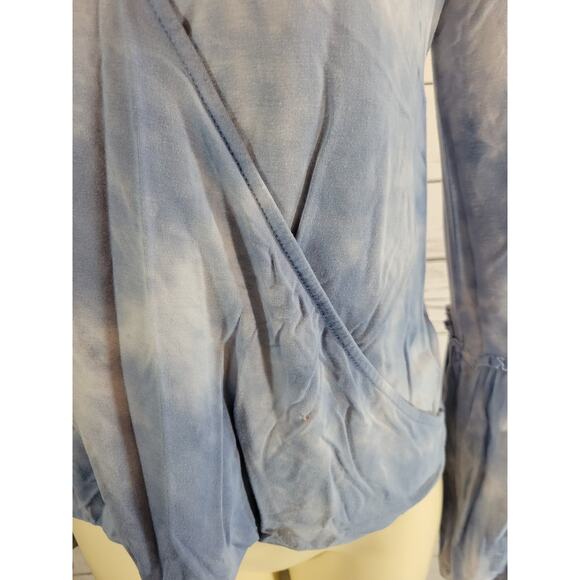 American Eagle Top Soft Sexy Size XS Blue White Tie Dye Bell Sleeve Blouse - Picture 7 of 9